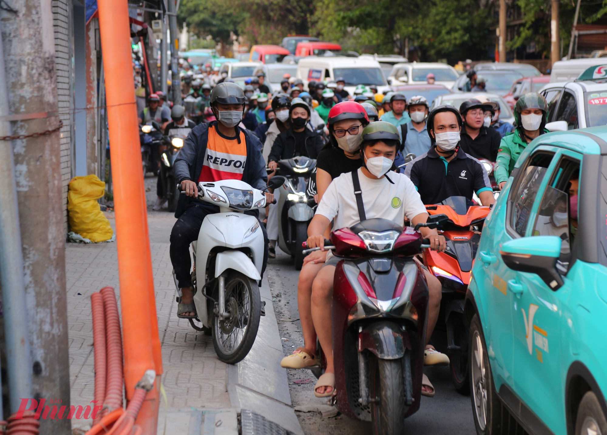 Trái ngược với sự sôi động bên trong, khu vực bên ngoài bến lại rơi vào cảnh kẹt xe nghiêm trọng. 