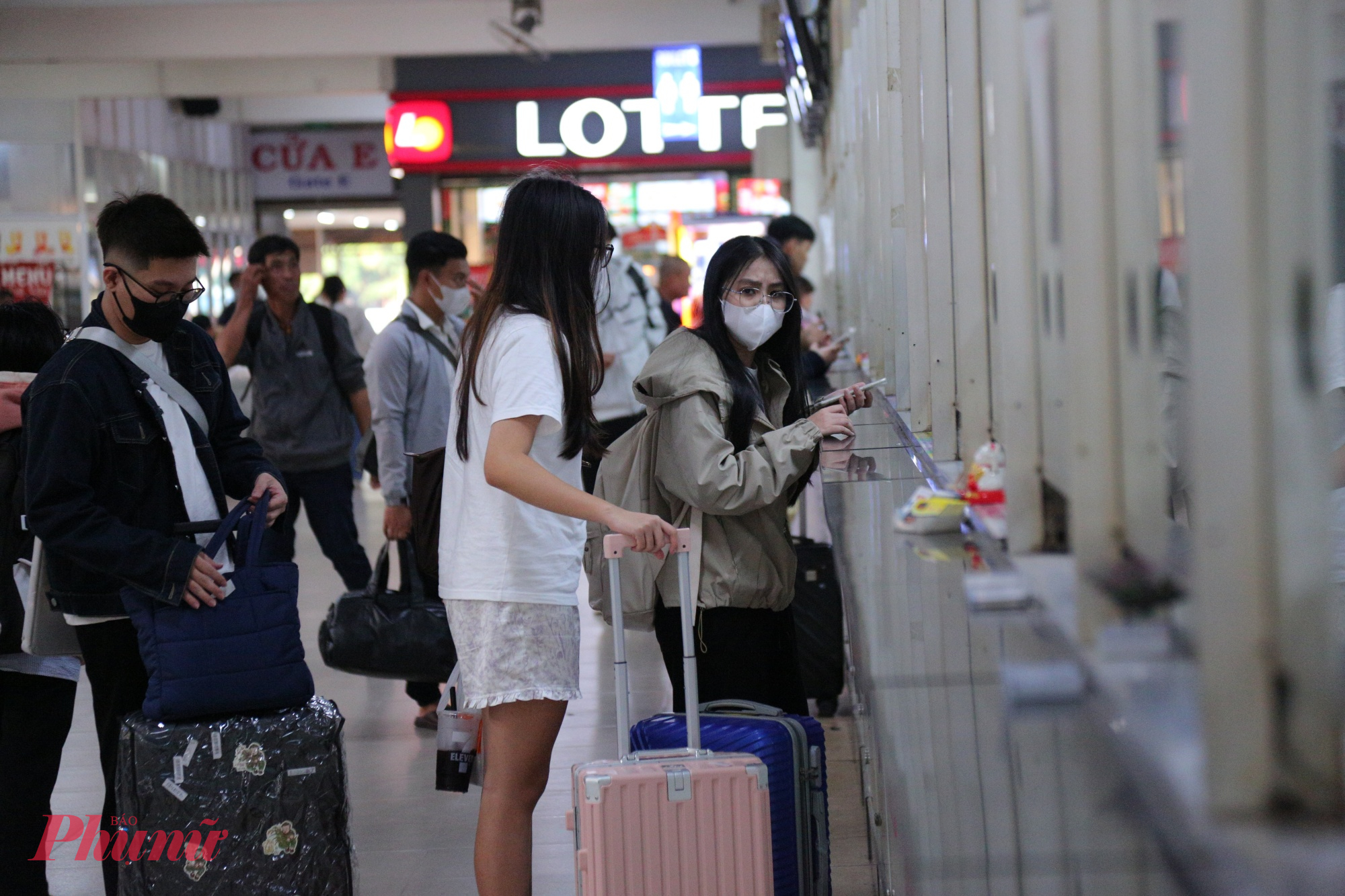 Hành khách mua vé tại bến xe Miền Đông để về Kon Tum 