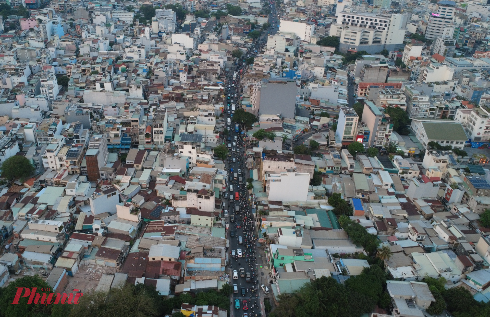 Nhiều người dân mang theo hành lý lỉnh kỉnh, tranh thủ len lỏi qua dòng xe để kịp giờ xuất bến, tạo nên khung cảnh náo nhiệt nhưng cũng đầy áp lực giao thông.