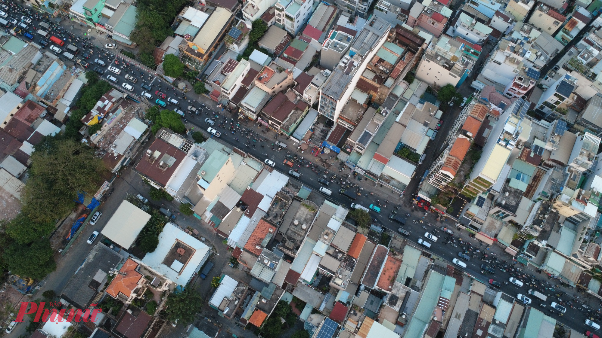 Dòng xe nối dài, di chuyển chậm chạp, có thời điểm gần như “đứng bánh” trên Đường Xô Viết Nghệ Tĩnh 