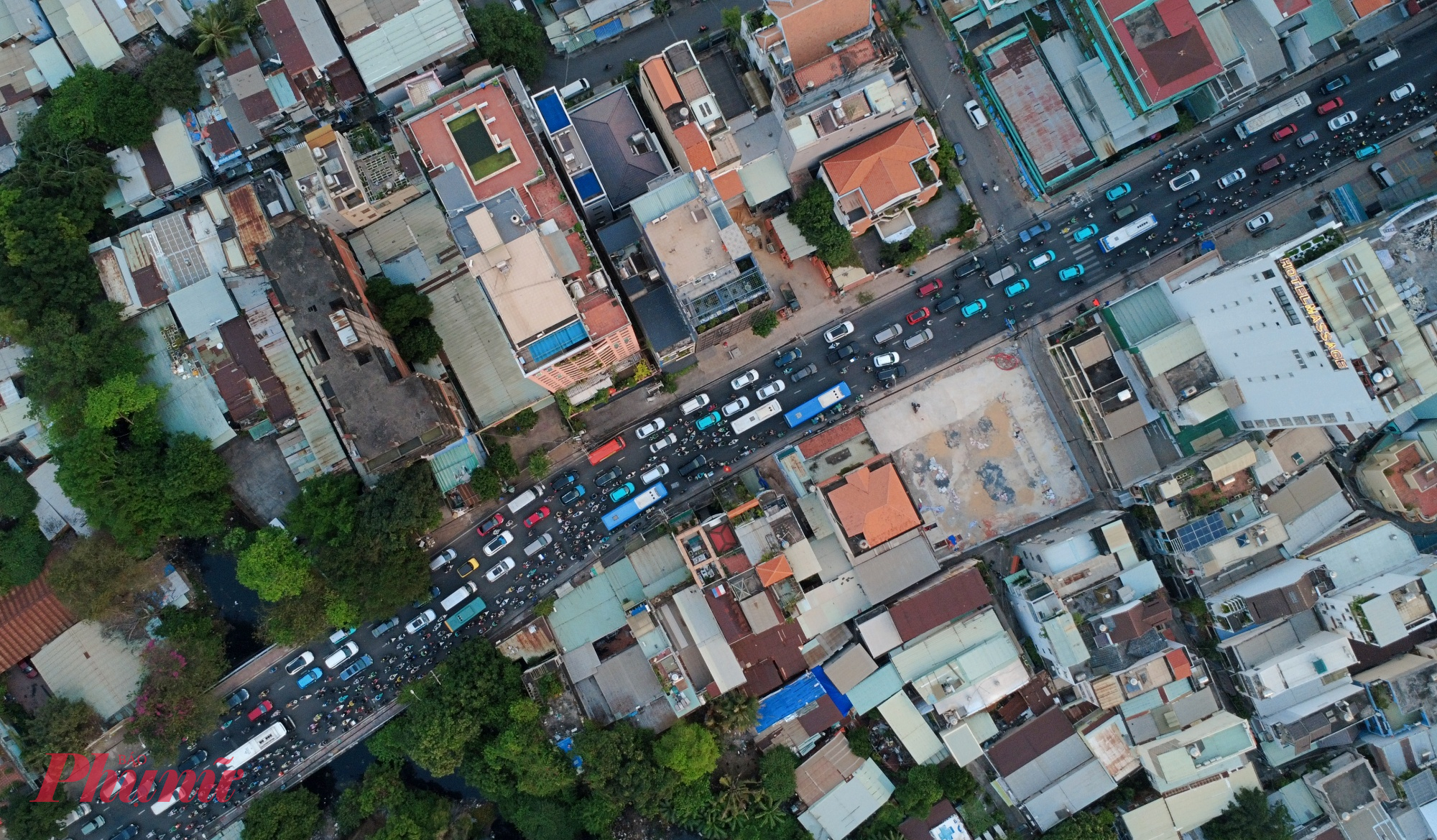 Lực lượng chức năng được huy động để phân luồng, điều tiết giao thông, song do lưu lượng phương tiện tăng đột biến, tình trạng ùn ứ vẫn chưa thể giải tỏa nhanh.