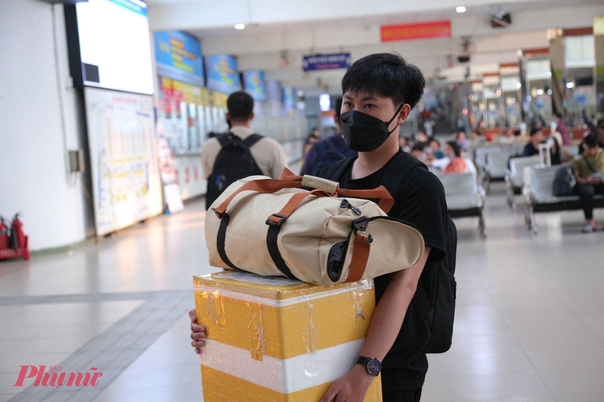 Nhiều hành khách lỉnh khỉnh hành lý vội vã rời lên xe.