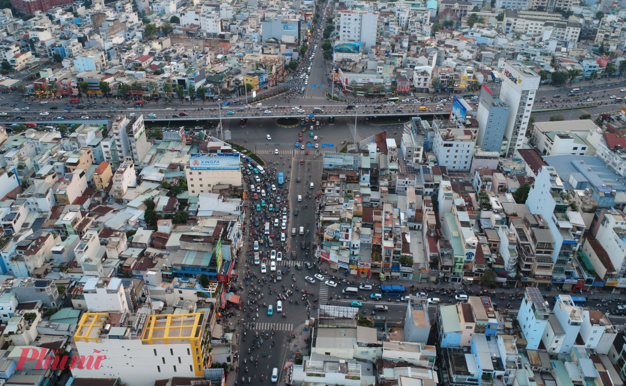 Theo ghi nhận, từ đầu giờ chiều, các trục đường dẫn vào bến xe Miền Đông từ nút giao Hàng Xanh đến Xô Viết Nghệ Tĩnh, Quốc lộ 13, Đinh Bộ Lĩnh… ken đặc phương tiện. 