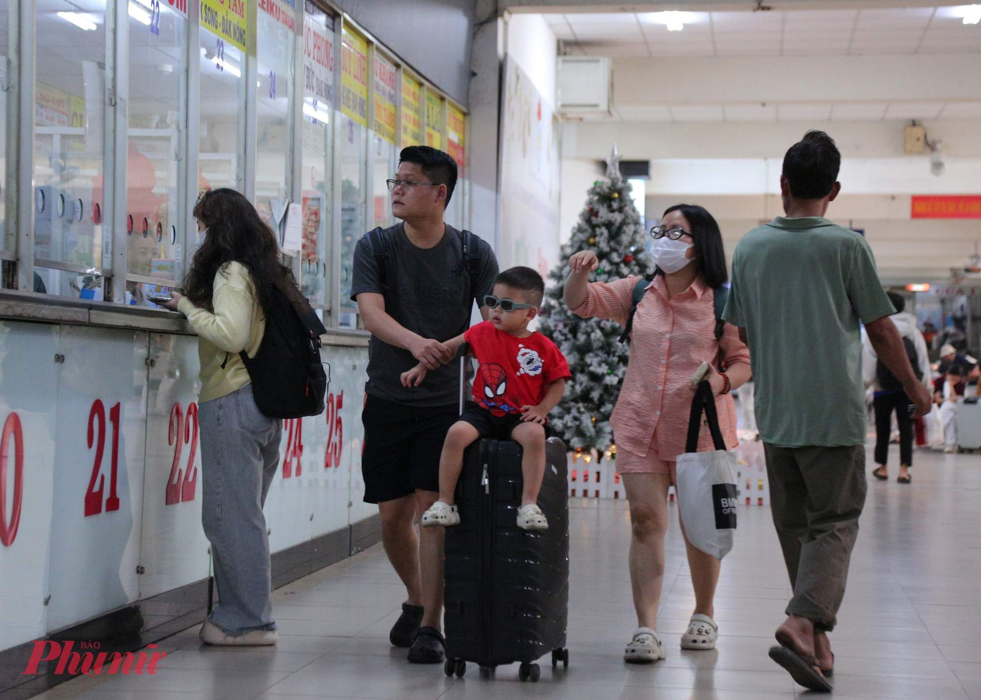 Để đáp ứng nhu cầu tăng cao, các doanh nghiệp vận tải đã tăng cường thêm nhiều chuyến xe, xe khách xếp hàng dài chờ đón khách tại các làn xuất bến.