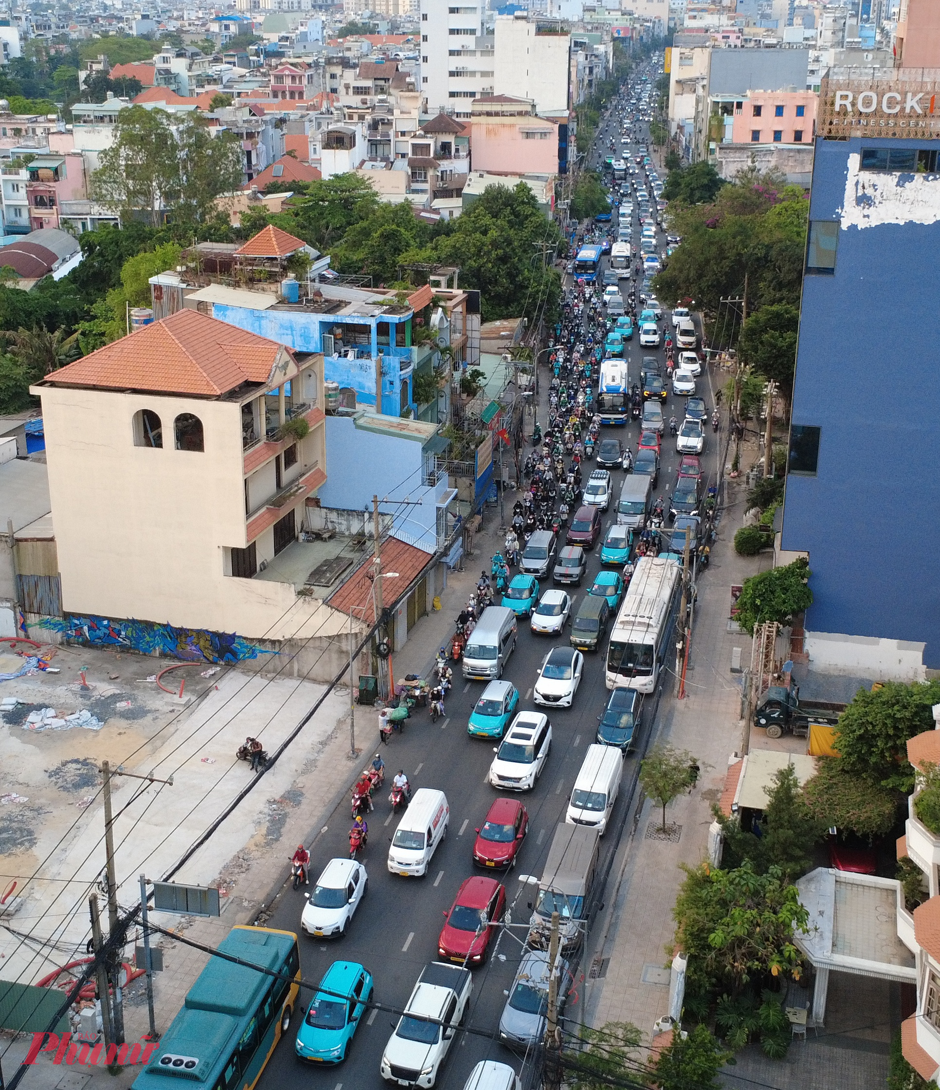 Hàng nghìn ô tô, xe máy chen chúc trong không gian chật hẹp, còi xe inh ỏi kéo dài nhiều giờ trên đường Đinh Bộ Lĩnh.
