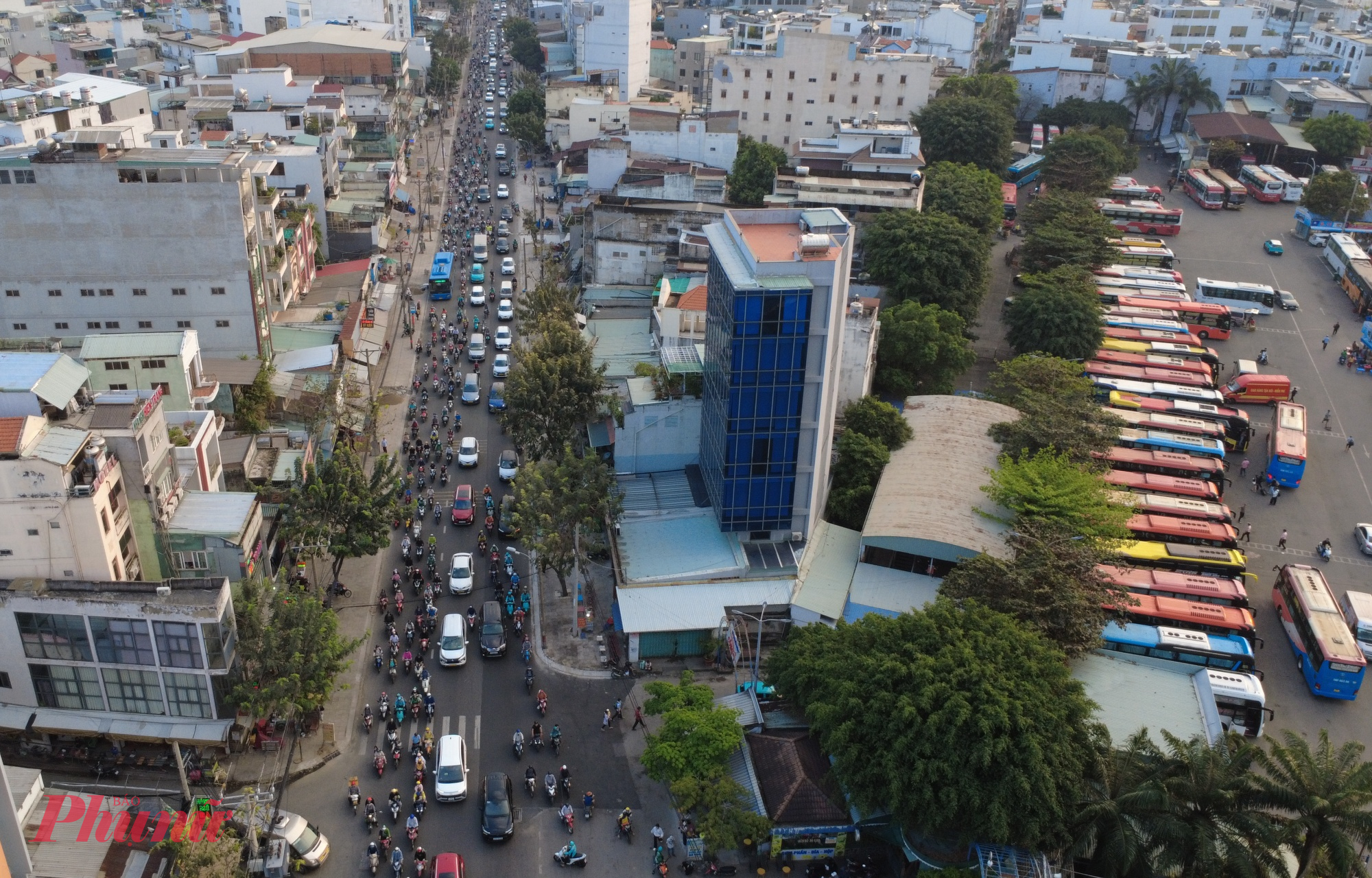 Chiều và tối 31/12, dòng người rời TPHCM về quê đón năm mới 2026 tăng đột biến, khiến nhiều tuyến đường quanh Bến xe Miền Đông rơi vào tình trạng ùn tắc nghiêm trọng. 