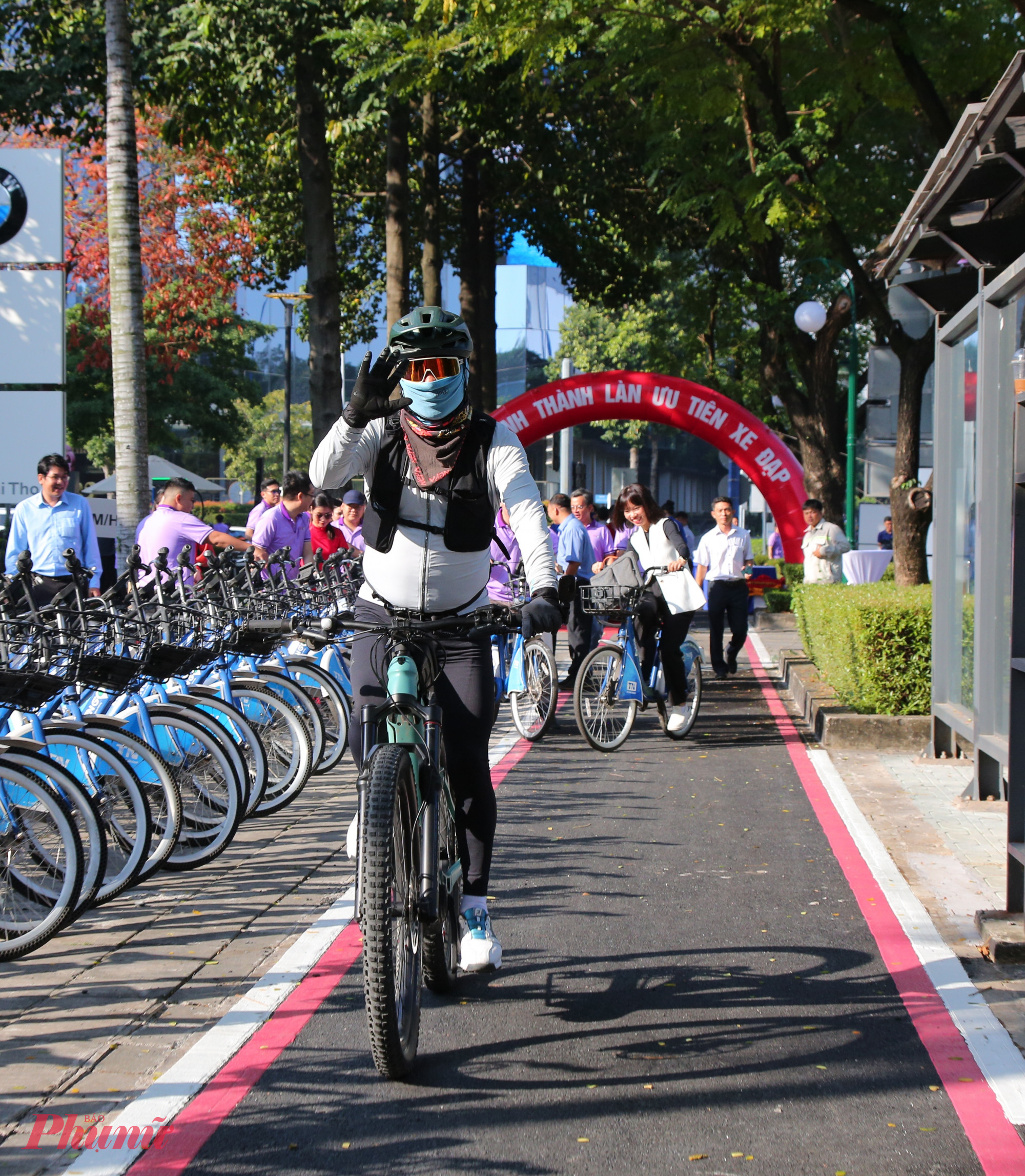 Kết cấu mặt đường sử dụng bê tông nhựa chặt, kết hợp sơn hoàn thiện nhằm nhận diện rõ làn đường dành riêng cho xe đạp, tách biệt với làn xe cơ giới. 