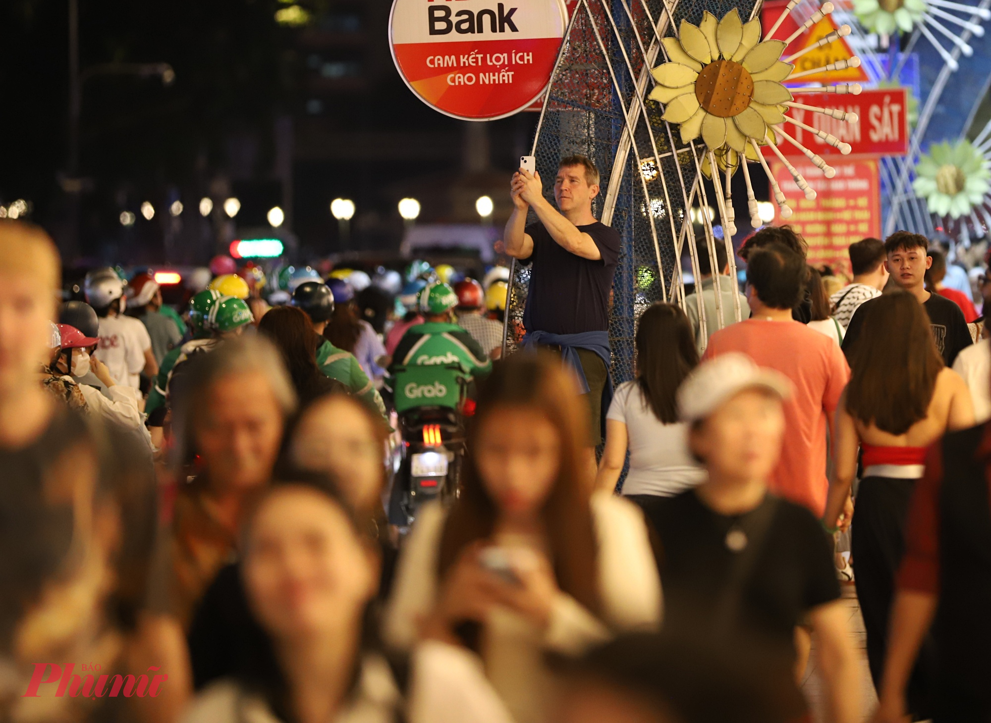 Tiếng nhạc, tiếng cười nói hòa cùng ánh đèn trang trí và dòng người đông đúc khiến khu vực này gần như không còn khoảng trống.