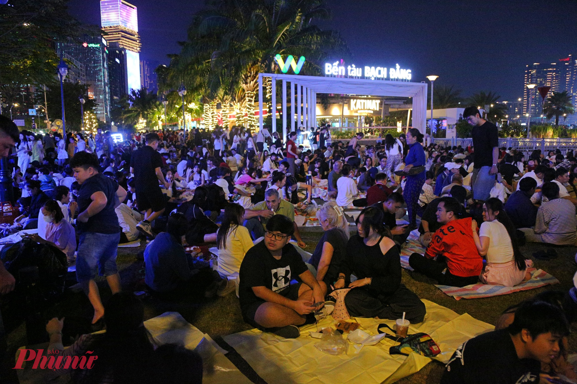Dọc công viên bến Bạch Đằng đều chật kín người ngồi chờ xem pháo hoa. Khu vực này là vị trí đẹp nhất để thưởng thức pháo hoa bên nóc hầm sông Sài Gòn