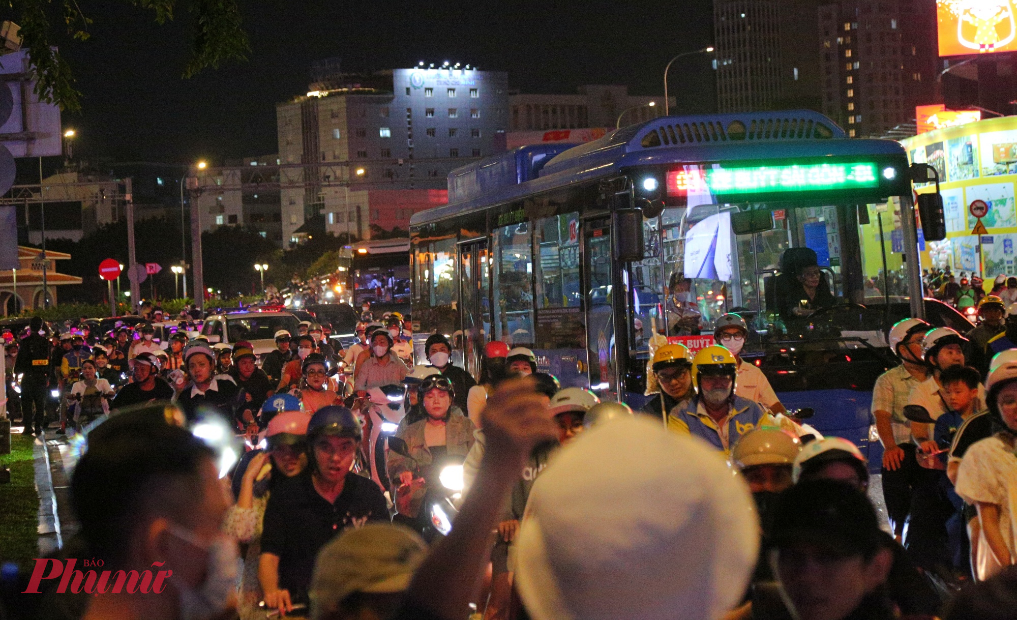 Ùn tắc trên đường Tôn Đức Thắng, đoạn gần cầu Khánh Hội. 