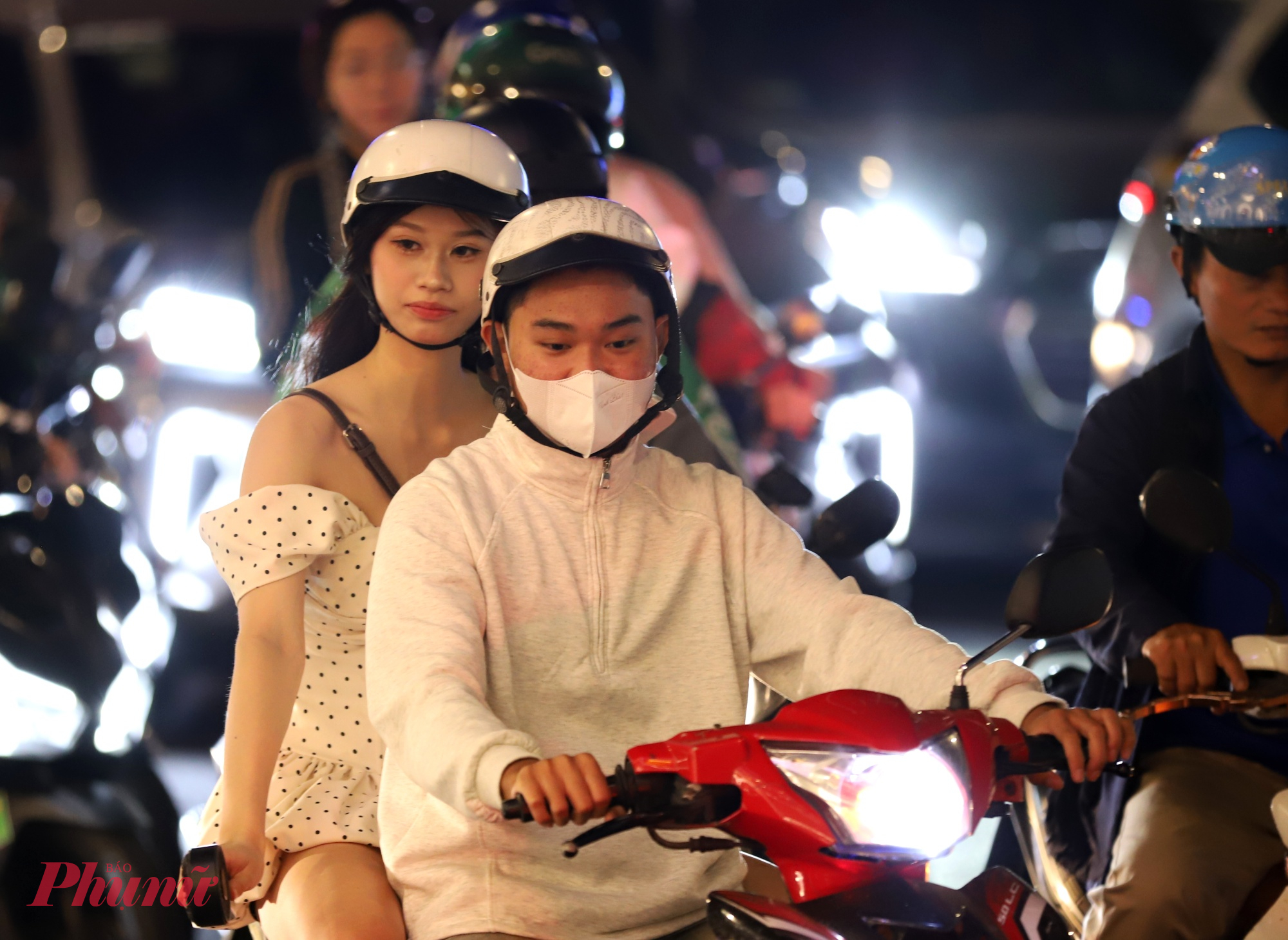 Nhiều bạn trẻ tranh thủ đi sớm để xem pháo hoa nhưng không thể thoát được cảnh kẹt xe.