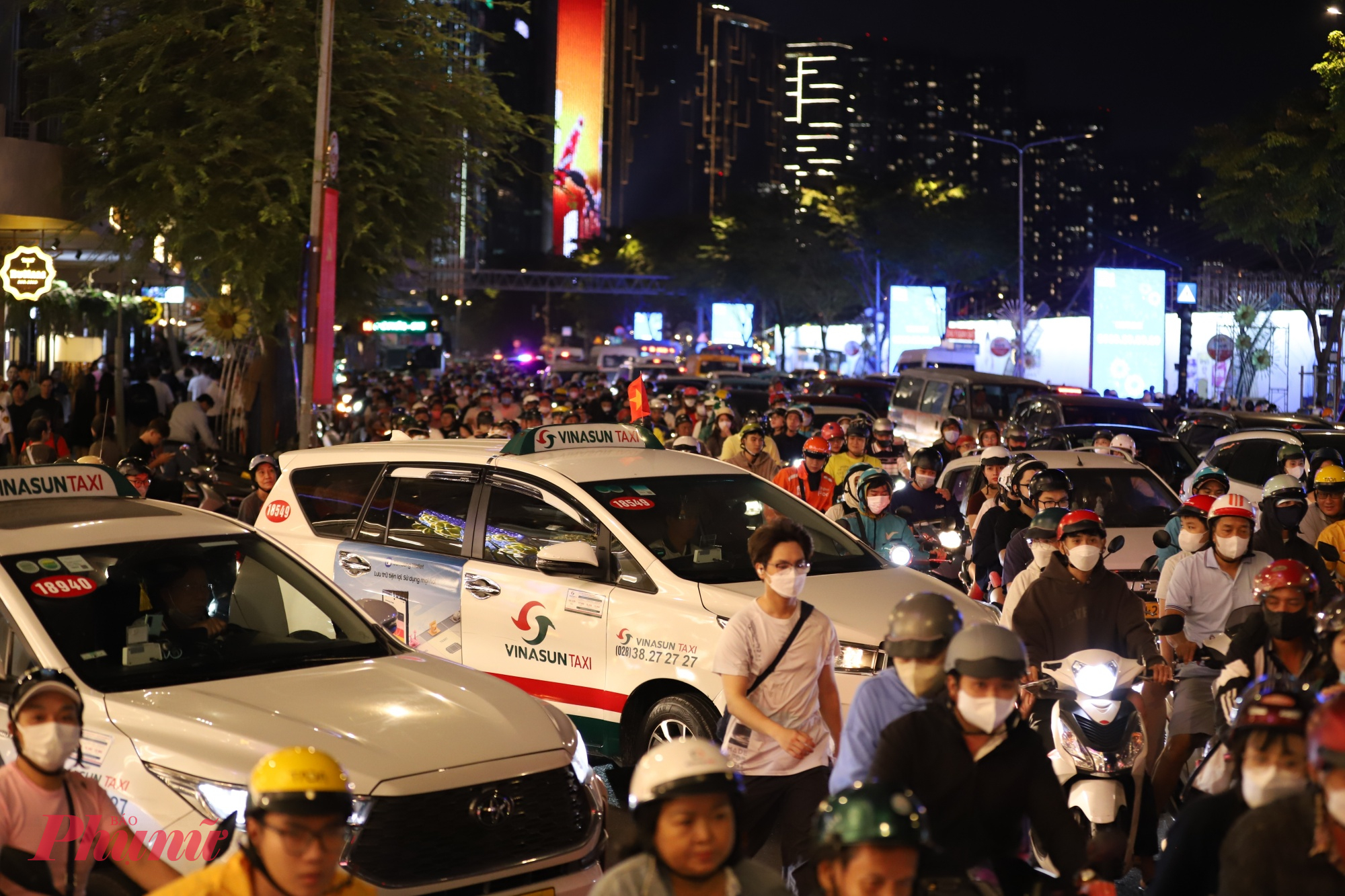 do lượng người và phương tiện tăng đột biến, nhiều tuyến đường dẫn vào trung tâm thành phố rơi vào tình trạng ùn tắc kéo dài. 