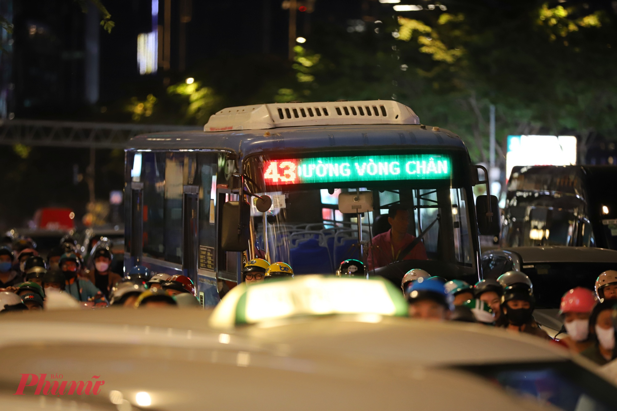 Nhiều thời điểm, dòng phương tiện di chuyển chậm, thậm chí đứng yên hàng chục phút, lực lượng chức năng phải liên tục điều tiết để giảm áp lực giao thông.