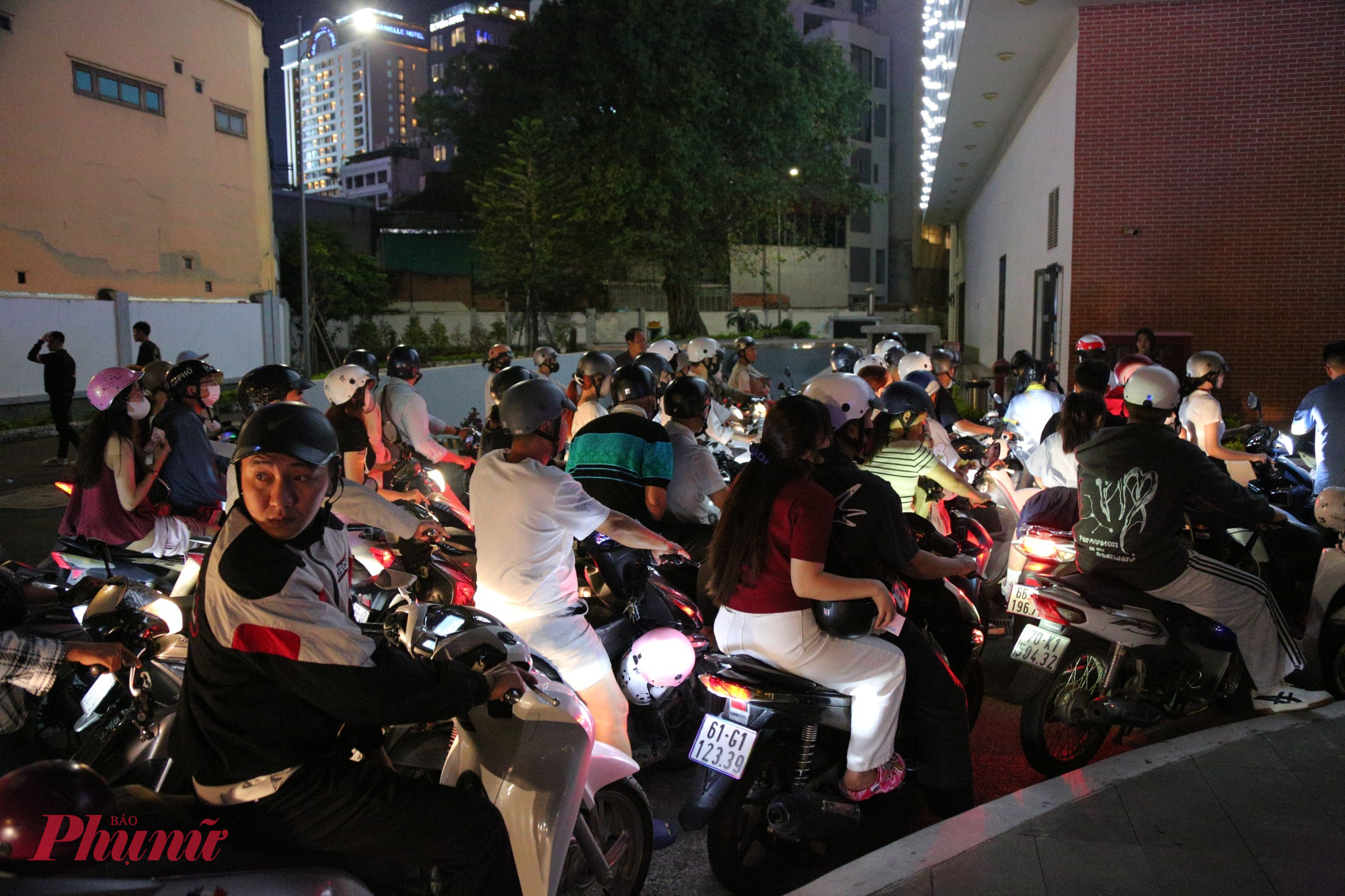 Nhiều chỗ giữ xe tại khu trung tâm đã quá tải, xe máy ùn ứ hàng dài.