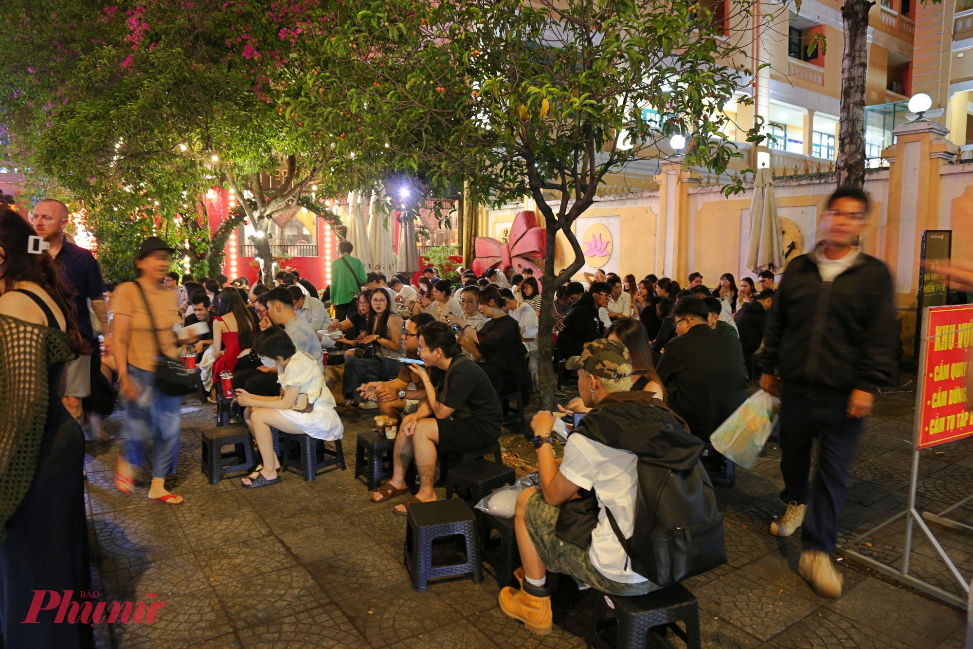 Các quán cafe trên đường Tôn Đức Thắng đều chật kín khách trong buổi tối cuối cùng của năm 2025. người dân kiên nhẫn chờ đợi thời khắc chuyển giao giữa năm cũ - năm mới và thưởng thức màn pháo hoa rực sáng trên bầu trời trung tâm thành phố.