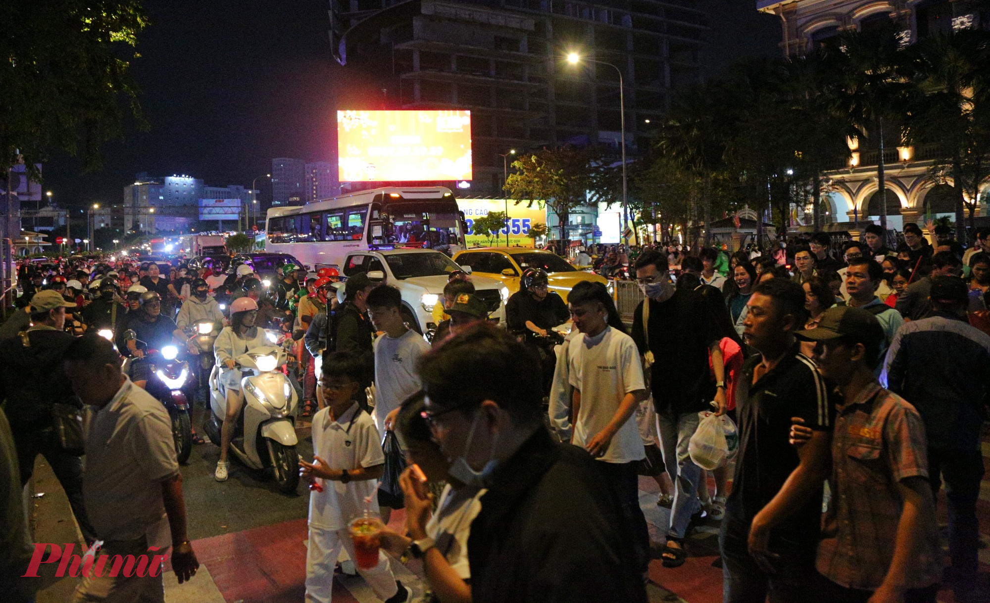 Khoảng hơn 20h, người dân ùn ùn đi bộ ra công viên Bạch Đằng khiến đường Tôn Đức Thắng càng ùn tắc.