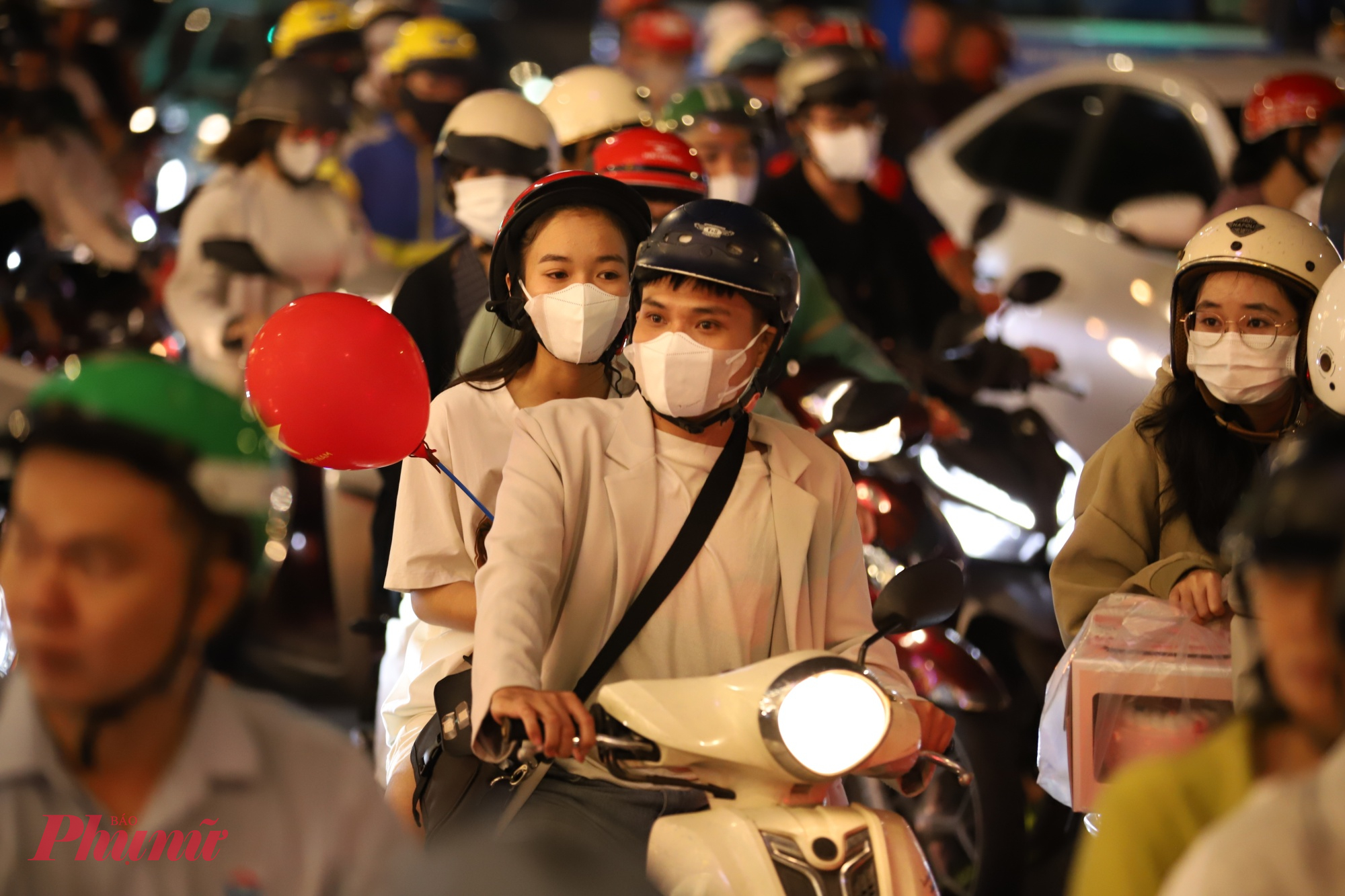 Các trục đường quanh khu vực ven sông, công viên, quảng trường trung tâm đều đông nghẹt xe. 