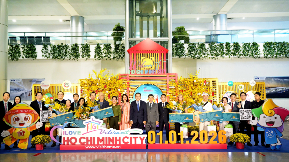 Những vị khách quốc tế đầu tiên đến TPHCM trong năm 2026 trên chuyến bay Vietnam Airlines từ Đức - ẢNH: QUỐC THÁI