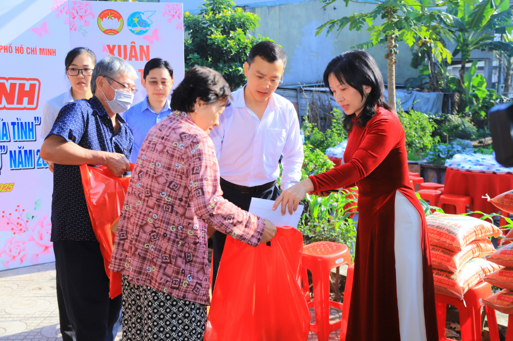 bà Huỳnh Thị Thúy Phương - Phó chủ tịch Hội LHPN TPHCM