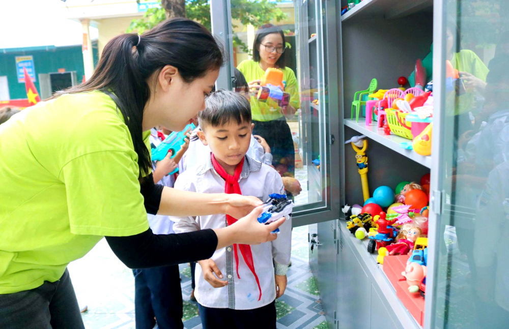 Nhóm Nhân văn EcoToys trao tặng đồ chơi và chuyển giao quy trình trao đổi đồ chơi cũ cho các trường học vùng cao Nghệ An - ẢNH: KHÁNH TRUNG