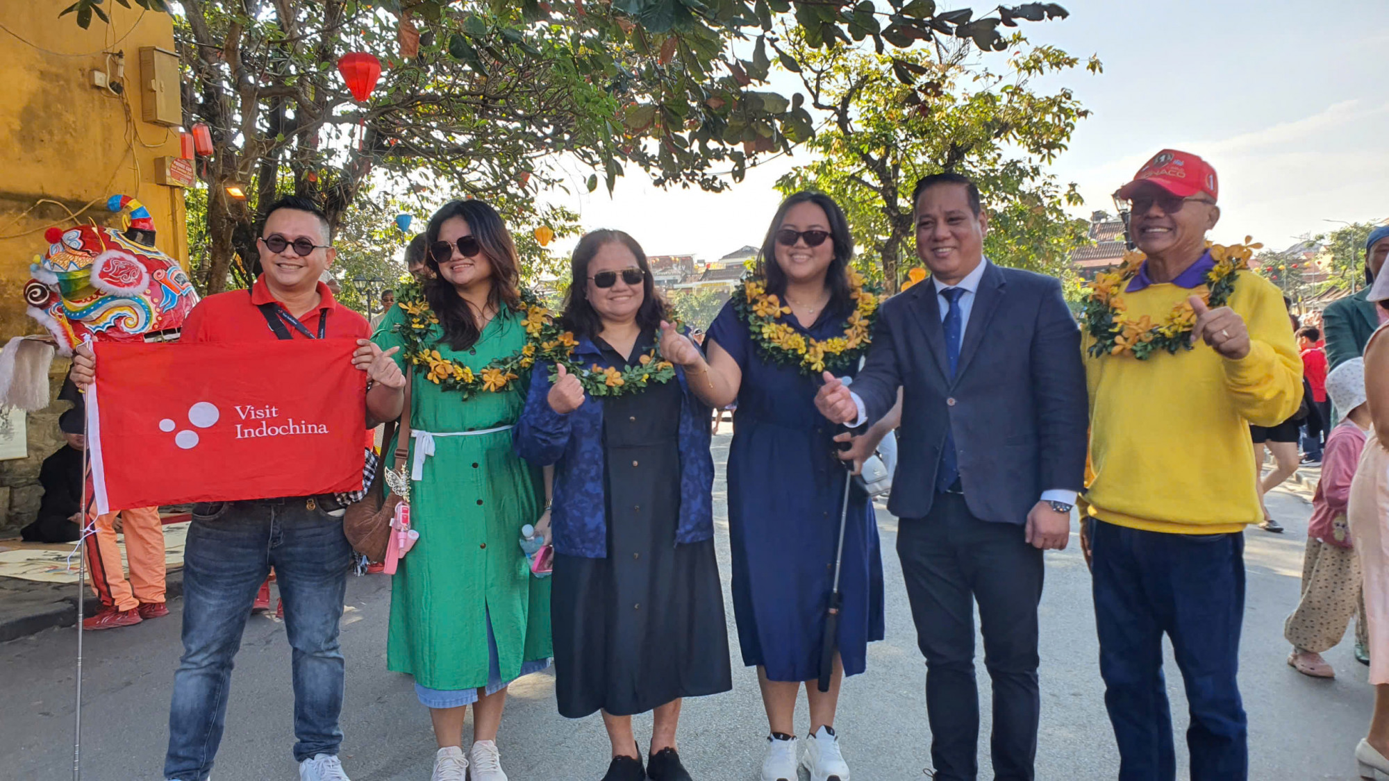 Lãnh đạo Sở VH-TT-DL Đà Nẵng chụp hình lưu niệm cùng du khách.