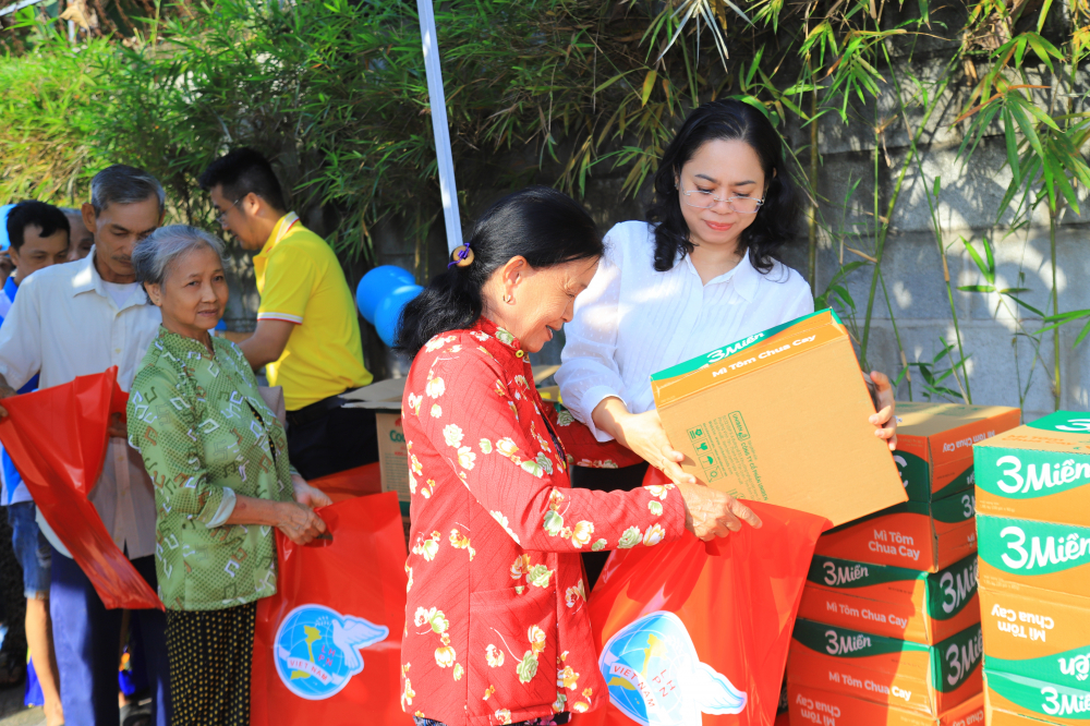 Nhiều phần quà ý nghĩa được trao trong khuôn khổ chương trình