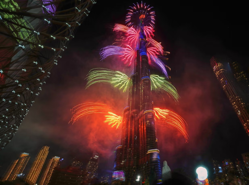 Tại Dubai (Các Tiểu vương quốc Ả Rập Thống nhất), bầu trời đêm giao thừa bừng sáng với màn pháo hoa hoành tráng bao quanh Burj Khalifa – tòa nhà cao nhất thế giới. Những hình ảnh đầu tiên của lễ đón năm mới nhanh chóng được lan truyền trên mạng xã hội, mang theo thông điệp về sự lạc quan và khởi đầu mới.