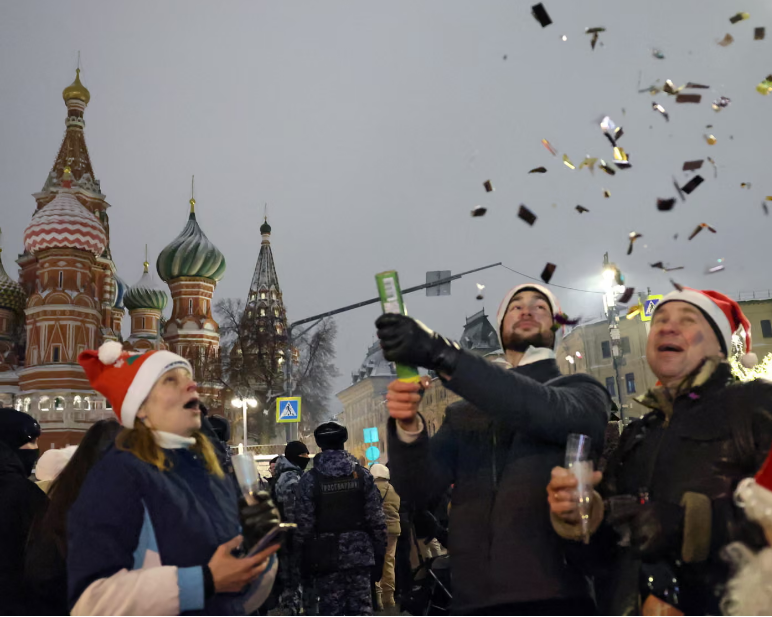 Người dân tham gia lễ đón năm mới gần Nhà thờ Thánh Basil ở trung tâm Moscow