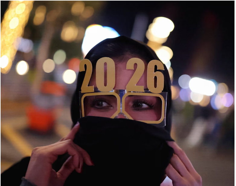 Người dân và du khách tại Qatar chuẩn bị nhiều phụ kiện dễ thương, hòa mình vào không khí lễ hội sôi động. Những nụ cười, ánh đèn và tiếng chúc mừng tạo nên một đêm giao thừa ấm áp, đầy màu sắc.