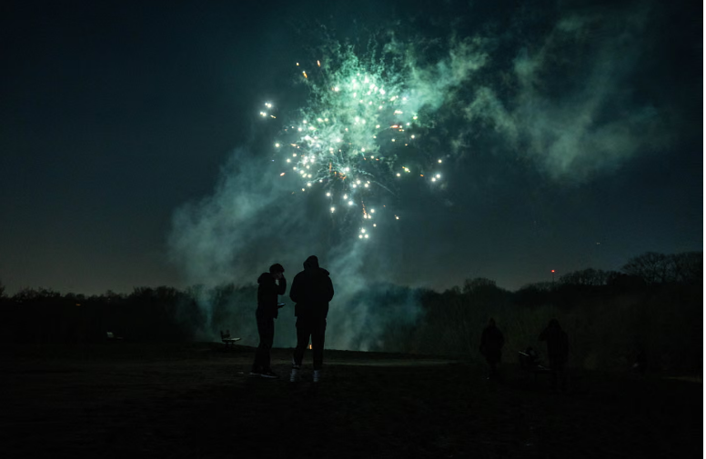 Tại London (Anh), người dân tập trung quanh Đồi Quốc hội để theo dõi màn pháo hoa truyền thống. Ánh sáng rực rỡ phản chiếu trên bầu trời đêm, đánh dấu thời khắc chuyển giao năm cũ – năm mới trong không khí náo nhiệt.