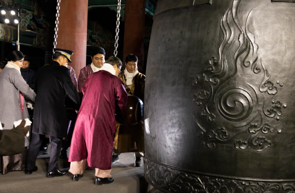 Tại Seoul (Hàn Quốc), hàng nghìn người đã tập trung trước đình chuông Bosingak để chào đón thời khắc giao thừa. Đúng nửa đêm, chiếc chuông đồng được đánh 33 lần – một nghi thức truyền thống có nguồn gốc từ Phật giáo, tượng trưng cho 33 cõi trời. Theo quan niệm xưa, mỗi tiếng chuông vang lên sẽ xua đi điều không may của năm cũ, cầu mong hòa bình và thịnh vượng cho năm mới.
