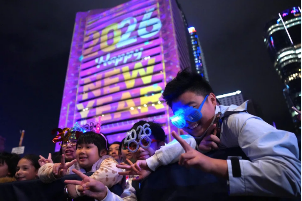 Tại Hồng Kông, màn bắn pháo hoa đón năm mới thường niên đã bị hủy bỏ sau vụ cháy chung cư hồi tháng 11 khiến 161 người thiệt mạng. Thay vào đó, một chương trình trình diễn ánh sáng với chủ đề “Những hy vọng mới, những khởi đầu mới” đã thắp sáng mặt tiền các tòa nhà trung tâm, như một lời tưởng niệm và cũng là niềm tin hướng về tương lai.