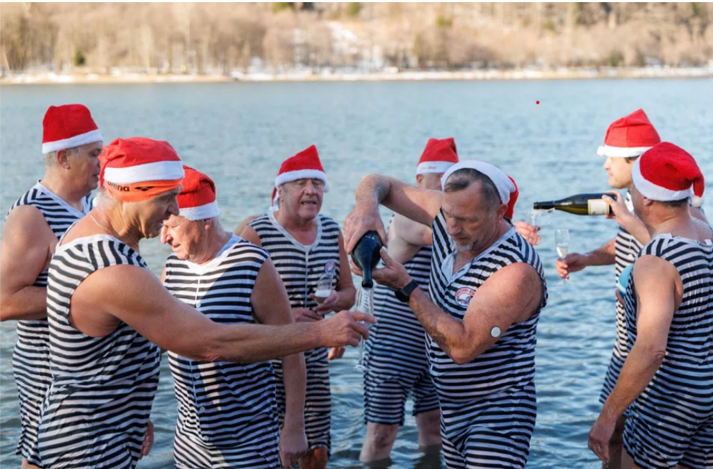 Ở Croatia, không khí năm mới bắt đầu từ rất sớm. Từ năm 2000, thị trấn Fuzine đã duy trì truyền thống đếm ngược vào buổi trưa. Đám đông hò reo, nâng ly sâm panh, nhảy múa theo điệu nhạc trong ánh nắng ban ngày – một cách chào năm mới độc đáo, vui nhộn. Điểm nhấn táo bạo nhất thuộc về những người dũng cảm tại hồ Bajer. Đội mũ ông già Noel, họ lao mình xuống làn nước lạnh giá như một nghi thức thử thách bản thân, đánh thức năng lượng và tinh thần cho năm mới.