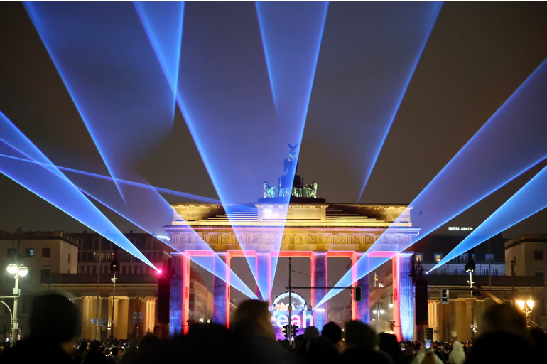 Người dân tập trung trước Cổng Brandenburg ở Berlin.