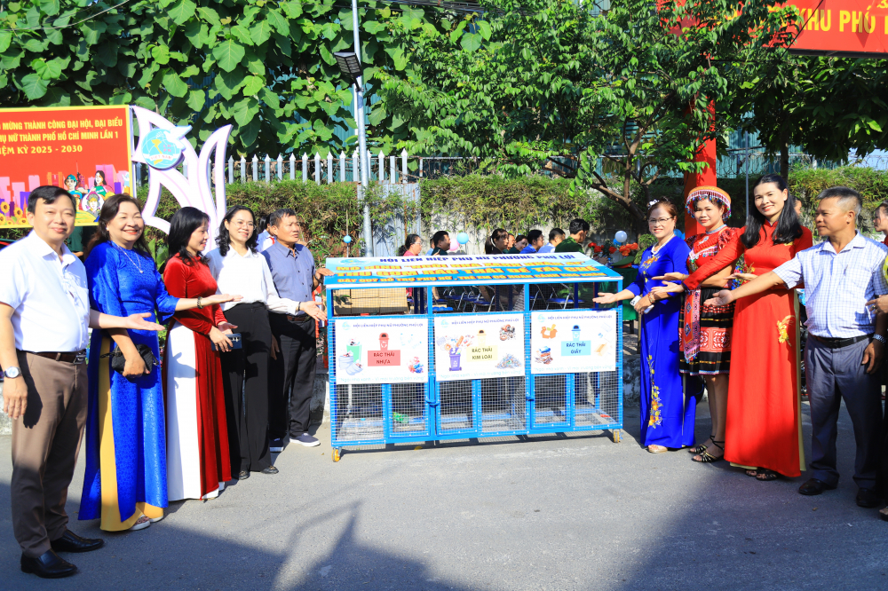 Hội LHPN phường Phú Lợi ra mắt công trình phân loại rác tại nguồn - Ảnh: TL