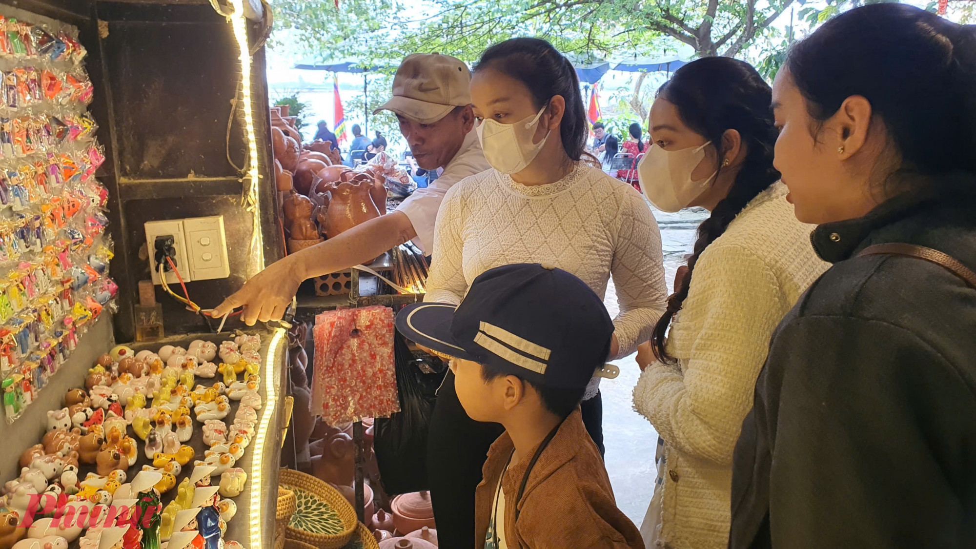 Theo thống kê, năm 2025 làng gốm Thanh Hà đón hơn 251.000 lượt khách tham quan (khoảng 95% là khách quốc tế). Hiện trong làng có 37 hộ dân với 68 lao động trực tiếp tham gia sản xuất gốm và hoạt động phục vụ du lịch.