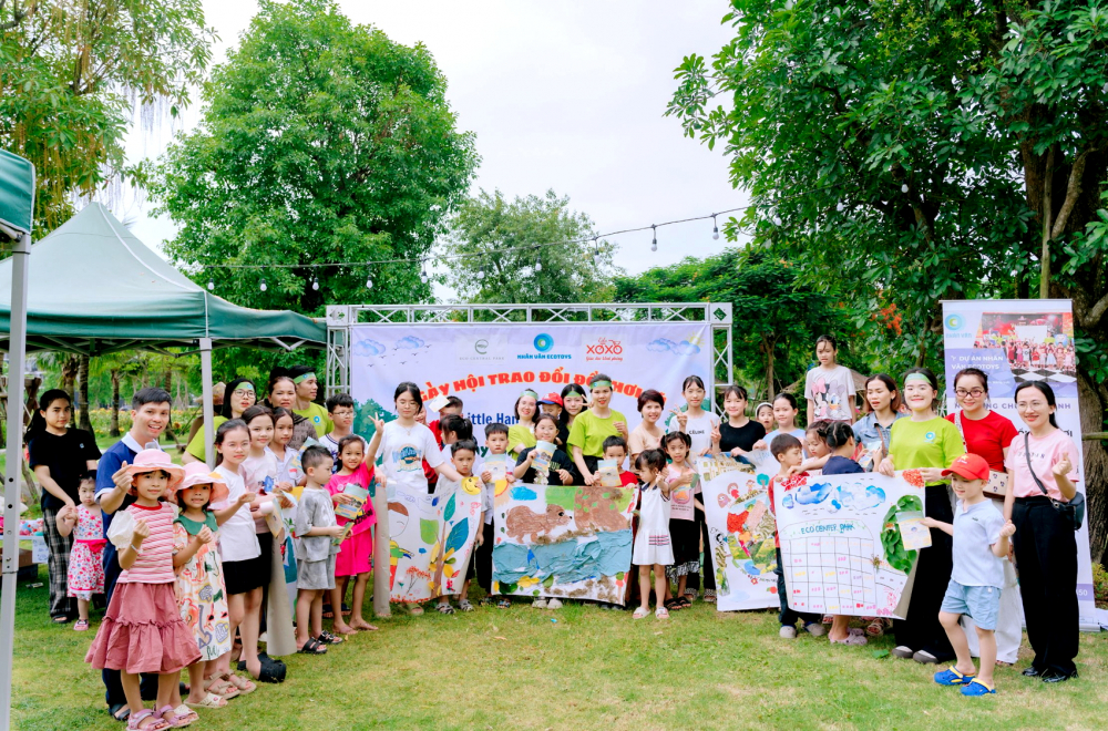 Cha mẹ cùng các con tham gia vẽ tranh về môi trường - ẢNH: KHÁNH TRUNG