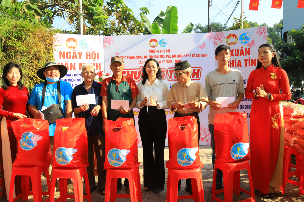 Bên cạnh đó, nội dung “Xuân nghĩa tình” là phần mang nhiều cảm xúc nhất của chương trình, thể hiện rõ tinh thần nhân ái, sẻ chia, với thông điệp “không để ai bị bỏ lại phía sau”. Nổi bật là chuỗi hoạt động giàu ý nghĩa được triển khai như bữa sáng nghĩa tình; trao học bổng, xe đạp điện cho học sinh có hoàn cảnh khó khăn, vượt khó học tốt; trao 40 phần quà tết đến các hộ nghèo, hộ khó khăn trên địa bàn phường; gian hàng ẩm thực nghĩa tình,...mang đến không khí vui tươi, ấm áp, góp phần gắn kết cộng đồng, thắt chặt tình làng nghĩa xóm, tạo nên một mùa xuân sẻ chia, đậm đà nghĩa tình tại phường Phú Lợi.