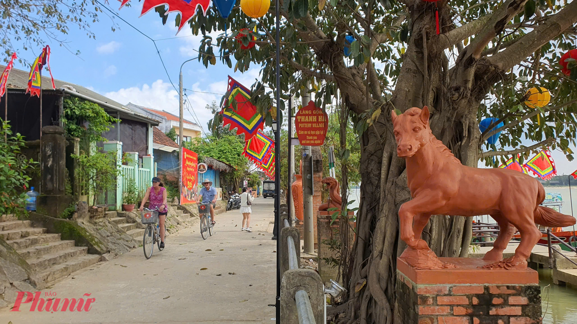 Mới đây, làng gốm Thanh Hà được vinh danh là 'Điểm du lịch cộng đồng tốt nhất năm 2025' do Bộ Văn hóa, Thể thao và Du lịch trao tặng.