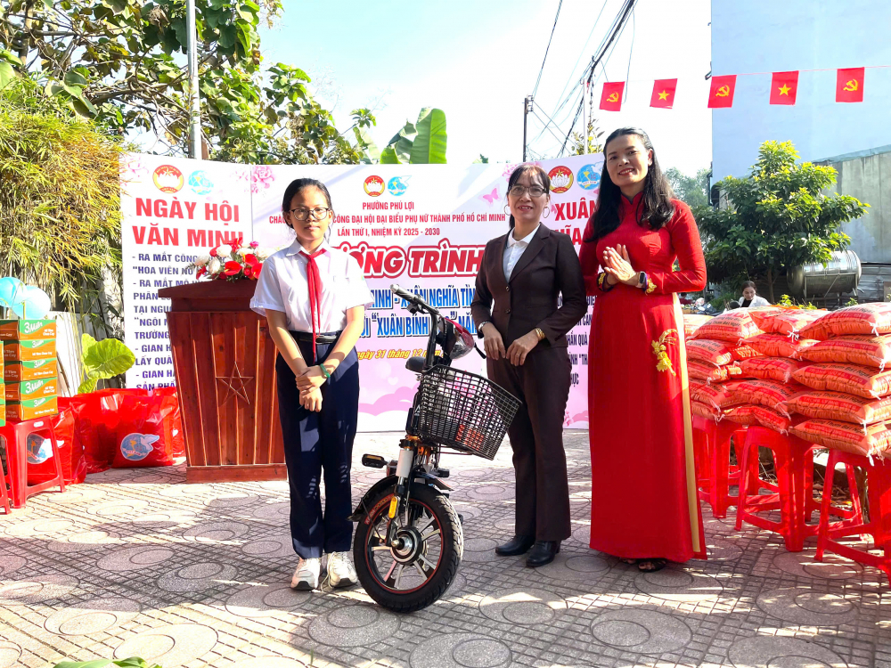 Em Trịnh Thùy Linh (dân tộc Tày, phường Phú Lợi, TPHCM) vui mừng khi nhận được chiếc xe đạp điện mới. Em chia sẻ: “Con rất vui và trân quý món quà hôm nay. Khi biết tin mình sẽ được nhận xe đạp điện, con háo hức và mong chờ từng ngày để được tham dự chương trình. Con xin gửi lời cảm ơn chân thành đến các cô, các chú đã quan tâm, yêu thương và hỗ trợ con. Con hứa sẽ cố gắng học tập thật tốt để không phụ lòng mọi người”.- Ảnh: TL