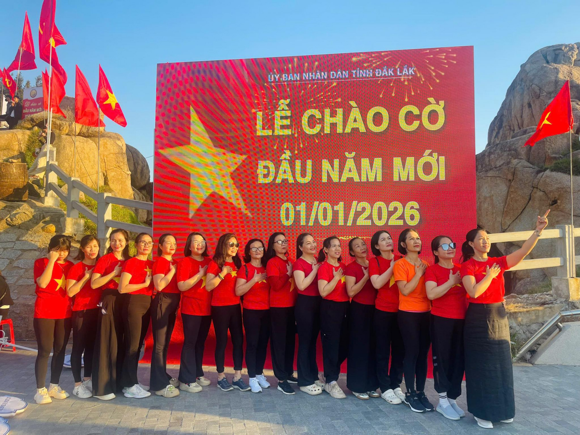 Các bạn trẻ háo hức trong buổi sáng đầu tiên chào năm mới- Ảnh:T.Nga