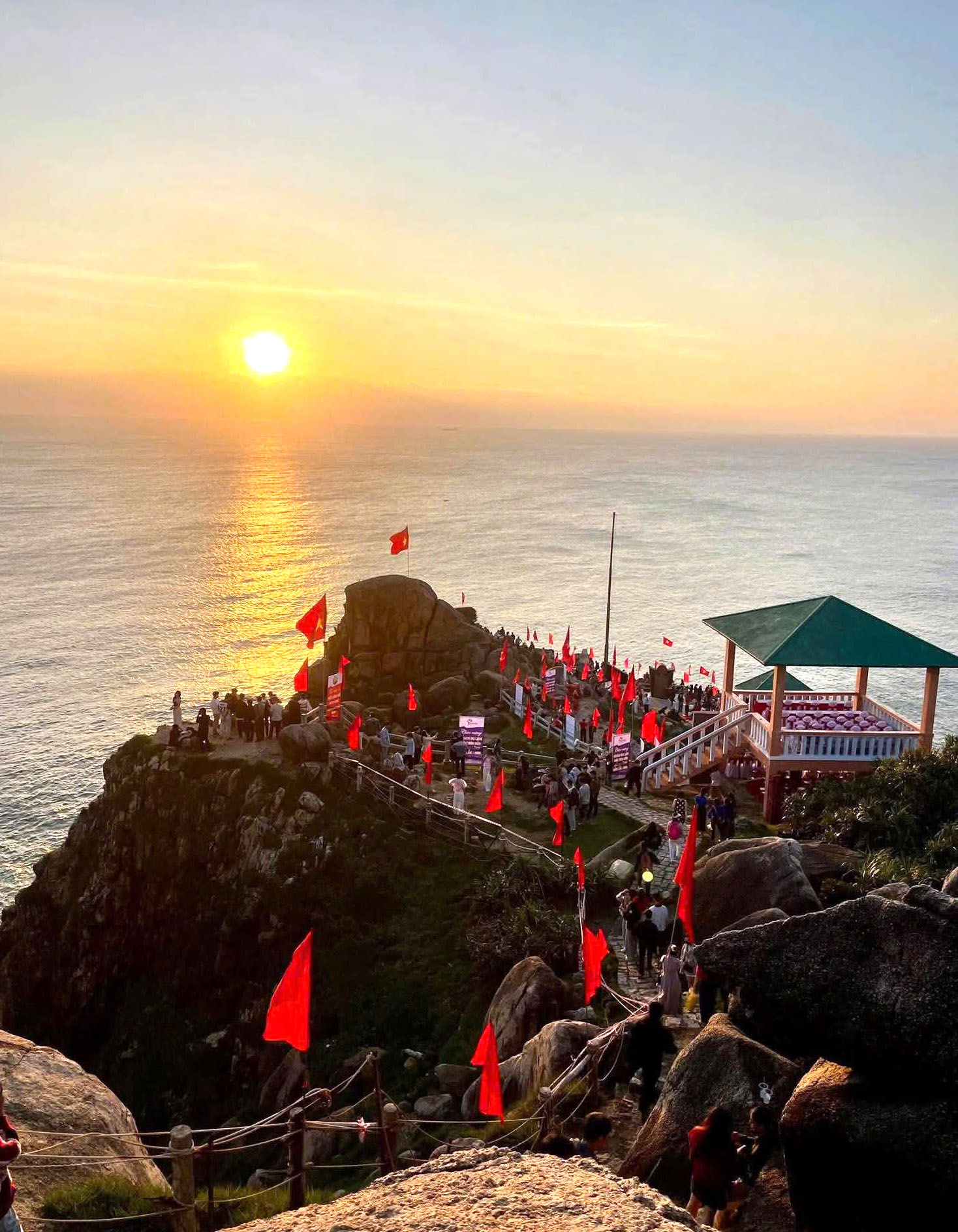 Danh thắng quốc gia Mũi Điện (xã Hòa Xuân), nơi đón ánh mặt trời đầu tiên trên đất liền của Việt Nam - Ảnh: HN