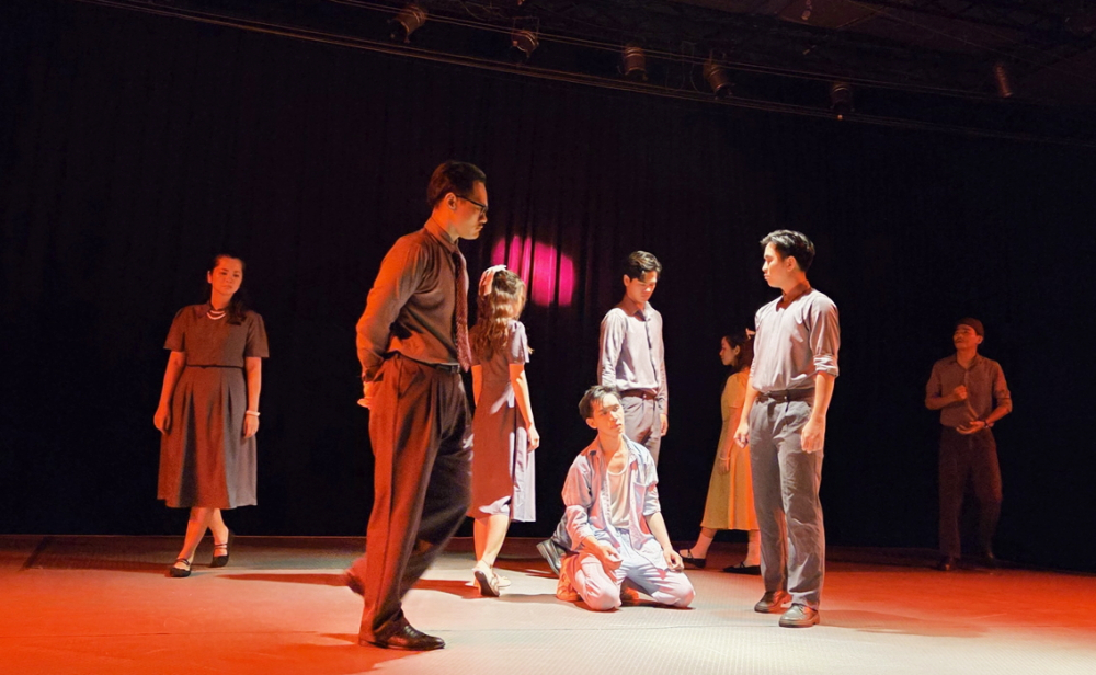 Vở kịch hình thể Cuộc chia tay tháng 6  thể hiện nỗ lực làm mới sân khấu của những người trẻ - ẢNH: NGỌC TUYẾT