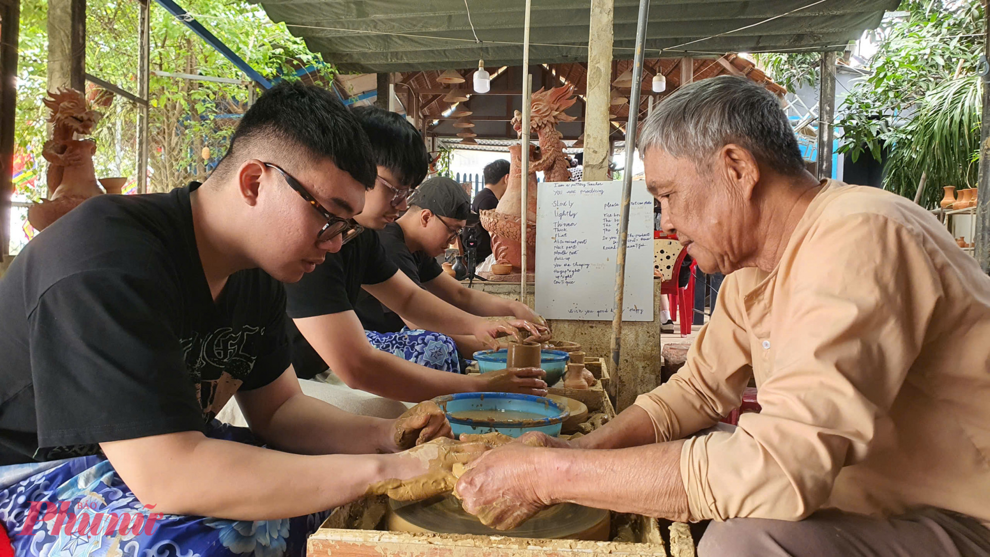 Hay các nhóm bạn trẻ sinh viên.