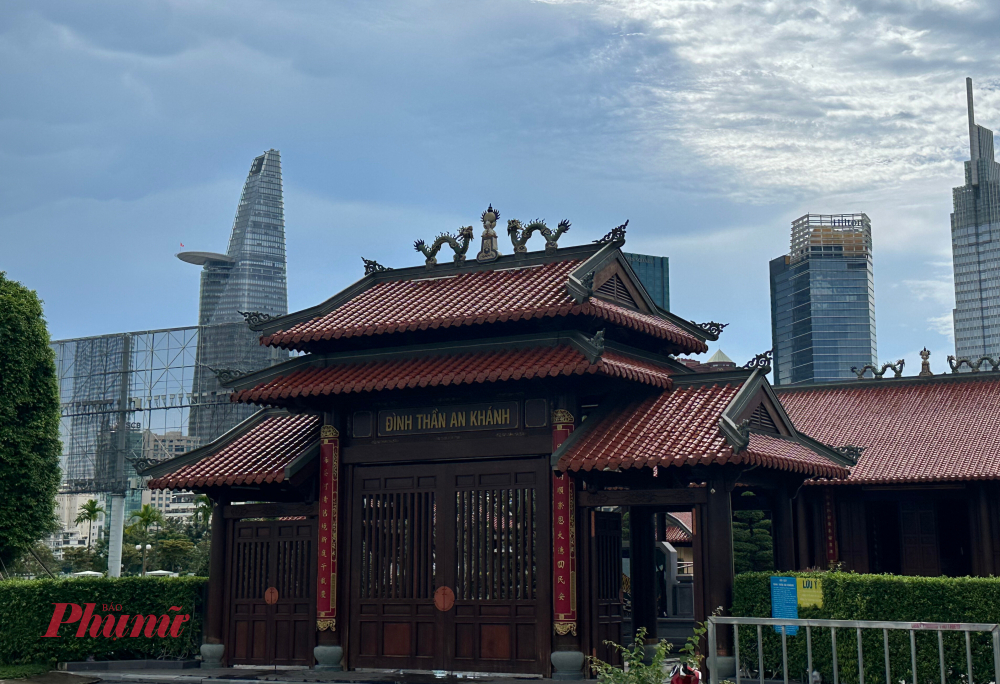 Di tích đình thần An Khánh hiện hữu giữa không gian đô thị hiện đại - Ảnh: Khánh Đan