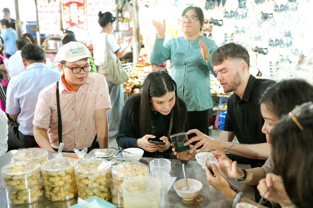 Du khách được thưởng thức ẩm thực ở chợ Tân Định khi tham gia tour “Dấu ấn Tân Định” - ẢNH: T.N.