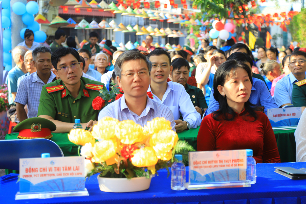 Tham dự chương trình có bà Huỳnh Thị Thúy Phương - Phó chủ tịch Hội LHPN TPHCM, lãnh đạo Đảng ủy – UBND – Ủy ban MTTQ Việt Nam phường Phú Lợi, cùng các đơn vị tài trợ, mạnh thường quân và đông đảo hội viên, người dân trên địa bàn.