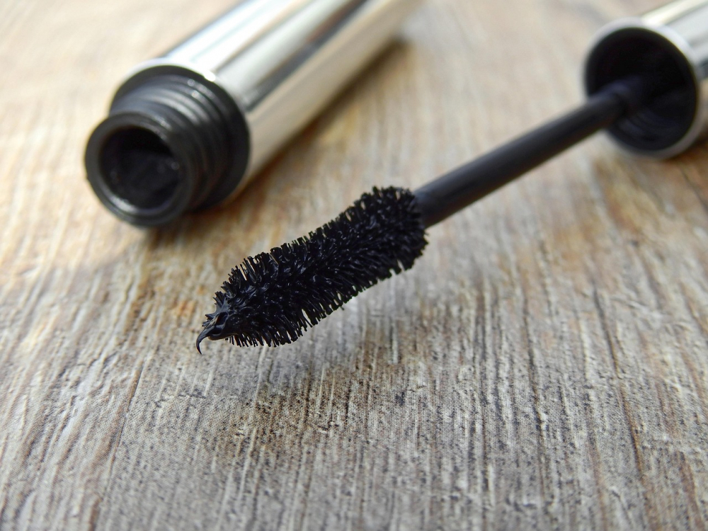 Không nên dùng mascara, kẻ mắt nước và phấn mắt kem quá hạn