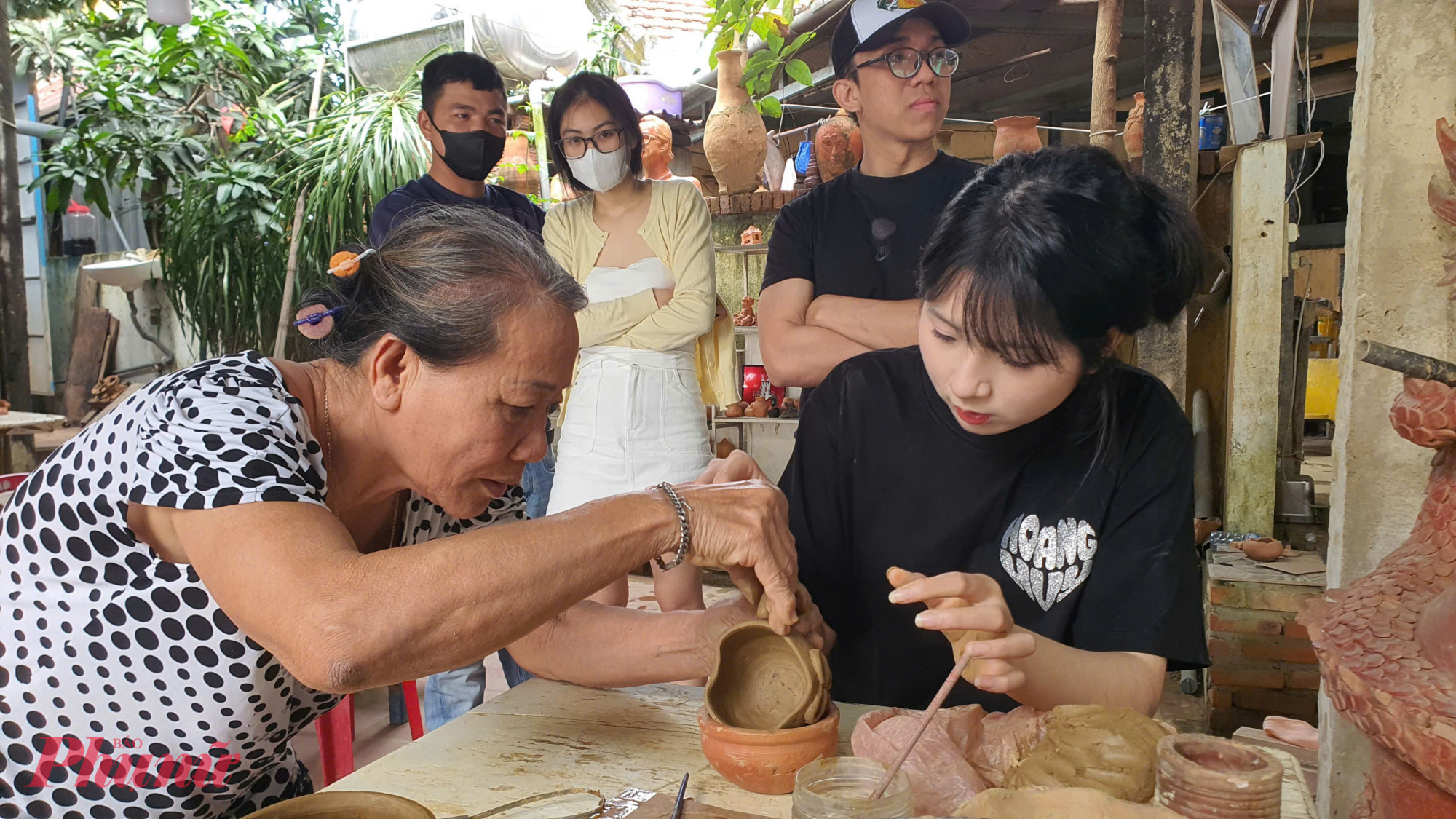 Ông Bùi Văn Dũng - Chủ tịch UBND phường Hội An Tây – cho biết, danh hiệu “Điểm du lịch cộng đồng tốt nhất năm 2025” là kết quả của lịch sử suốt gần 500 năm của làng gốm, cùng với sự hợp sức của chính quyền, sự đoàn kết, tâm huyết, sáng tạo và bền bỉ của các nghệ nhân, nhân dân làng gốm Thanh Hà.
