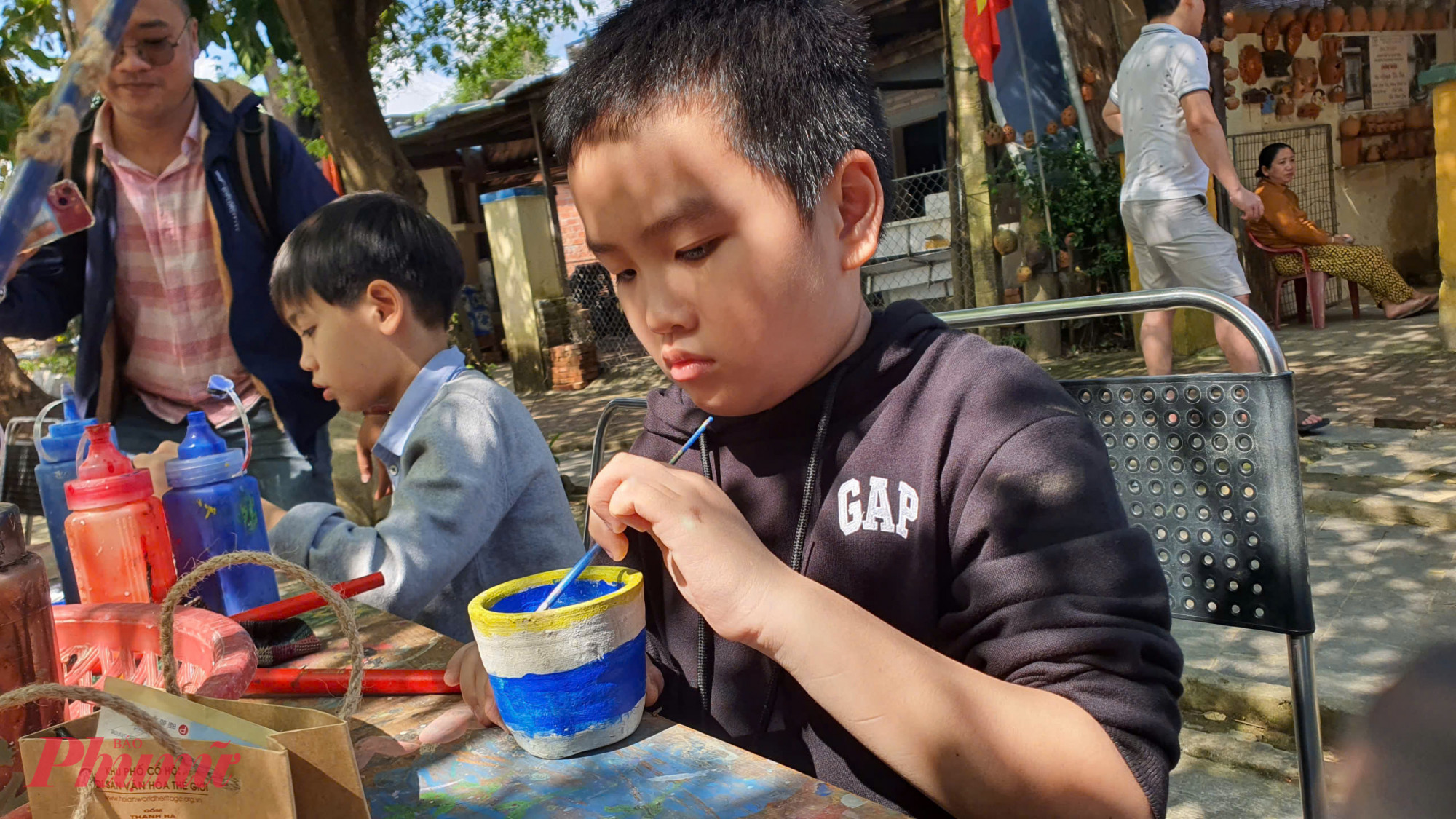 Ngày đầu năm 2026, chúng tôi bắt gặp rất đông người trẻ chọn về làng gốm Thanh Hà (phường Hội An Tây, TP Đà Nẵng) du lịch đầu năm. Những học sinh tiểu học đi cùng gia đình đến làng gốm trải nghiệm.